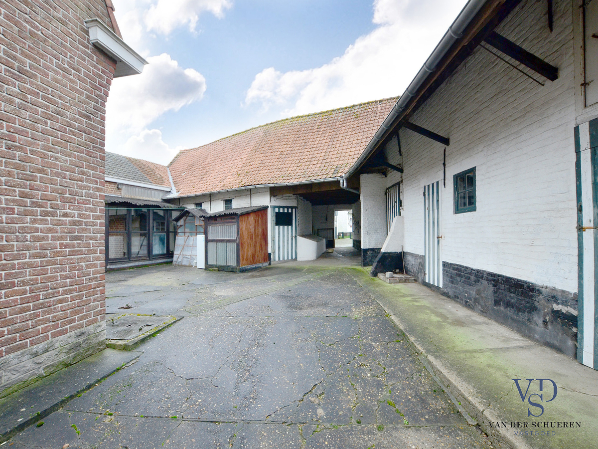 Stevige woning met karaktervolle stallingen in hartje Dikkelvenne. 