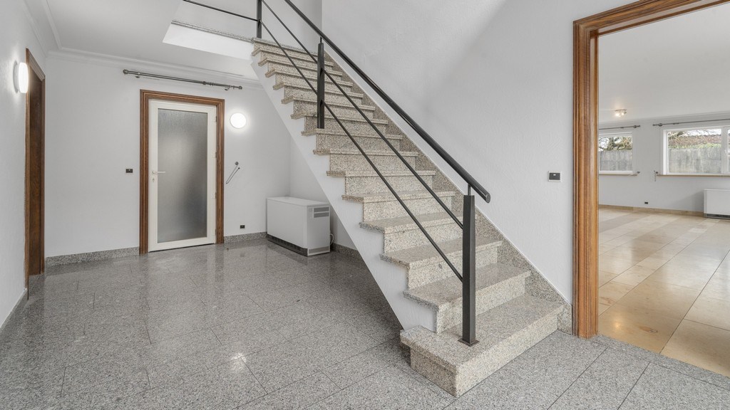 Bedrijfspand met optioneel woonst te huur in Dikkelvenne