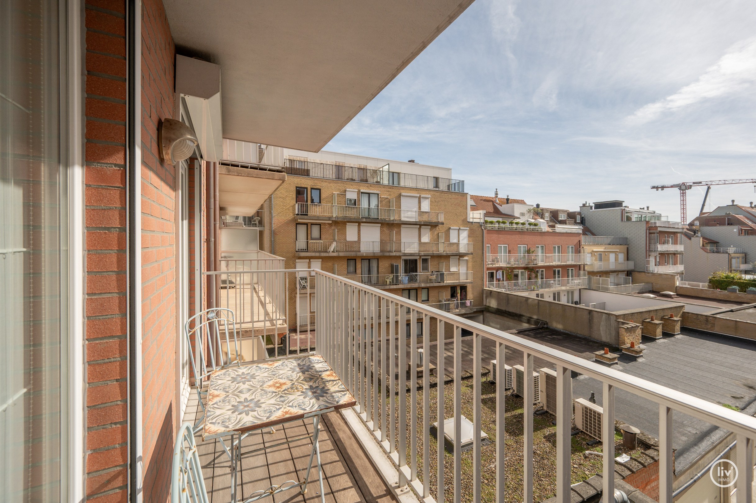 Appartement exceptionnellement spacieux avec une largeur de façade exceptionnelle et une superficie totale de 163 m², idéalement situé sur l'avenue Dumortier à Knokke. 