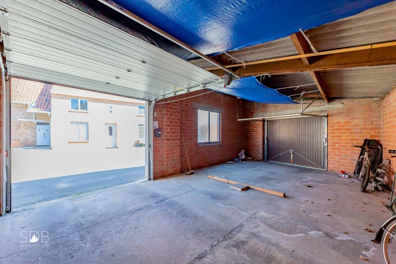 Hedendaagse woning met diverse bijgebouwen op 8.255m² 