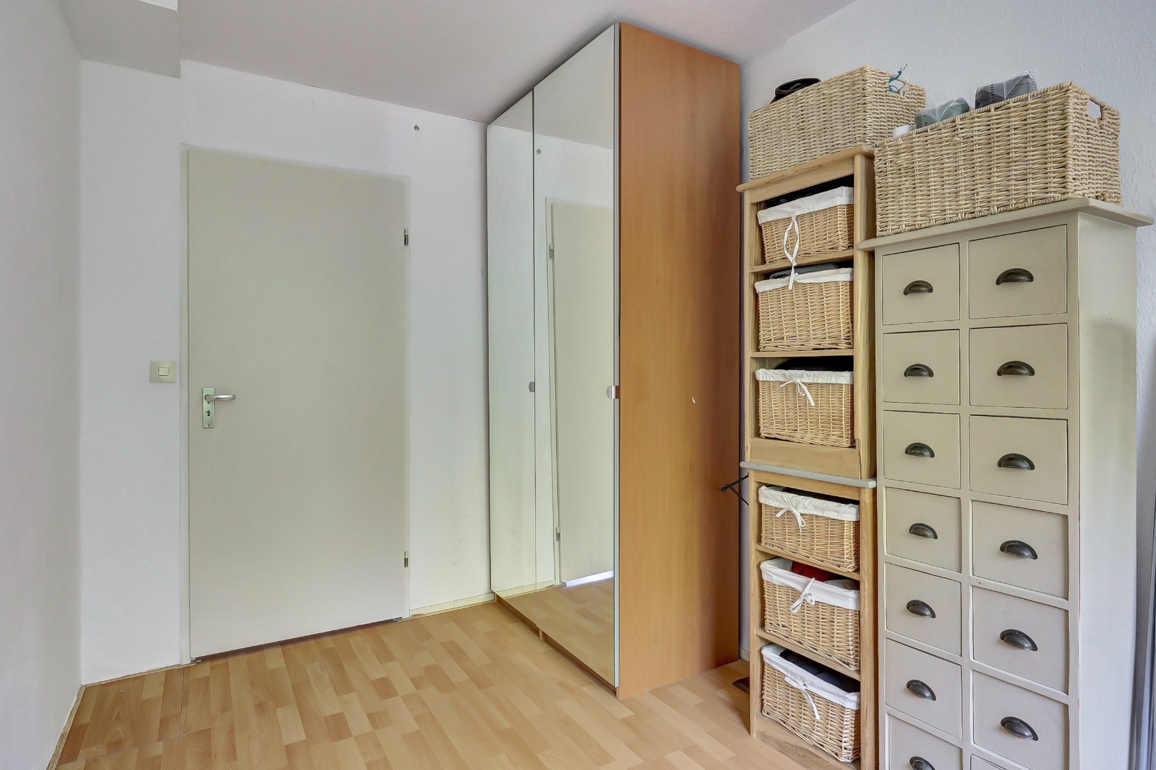 Goed onderhouden geschakelde  5-kamer woning, instapklaar, parkeerplaats, berging, zonnige tuin en gelegen in de zeer kindvriendelijke wijk Ommoord. 