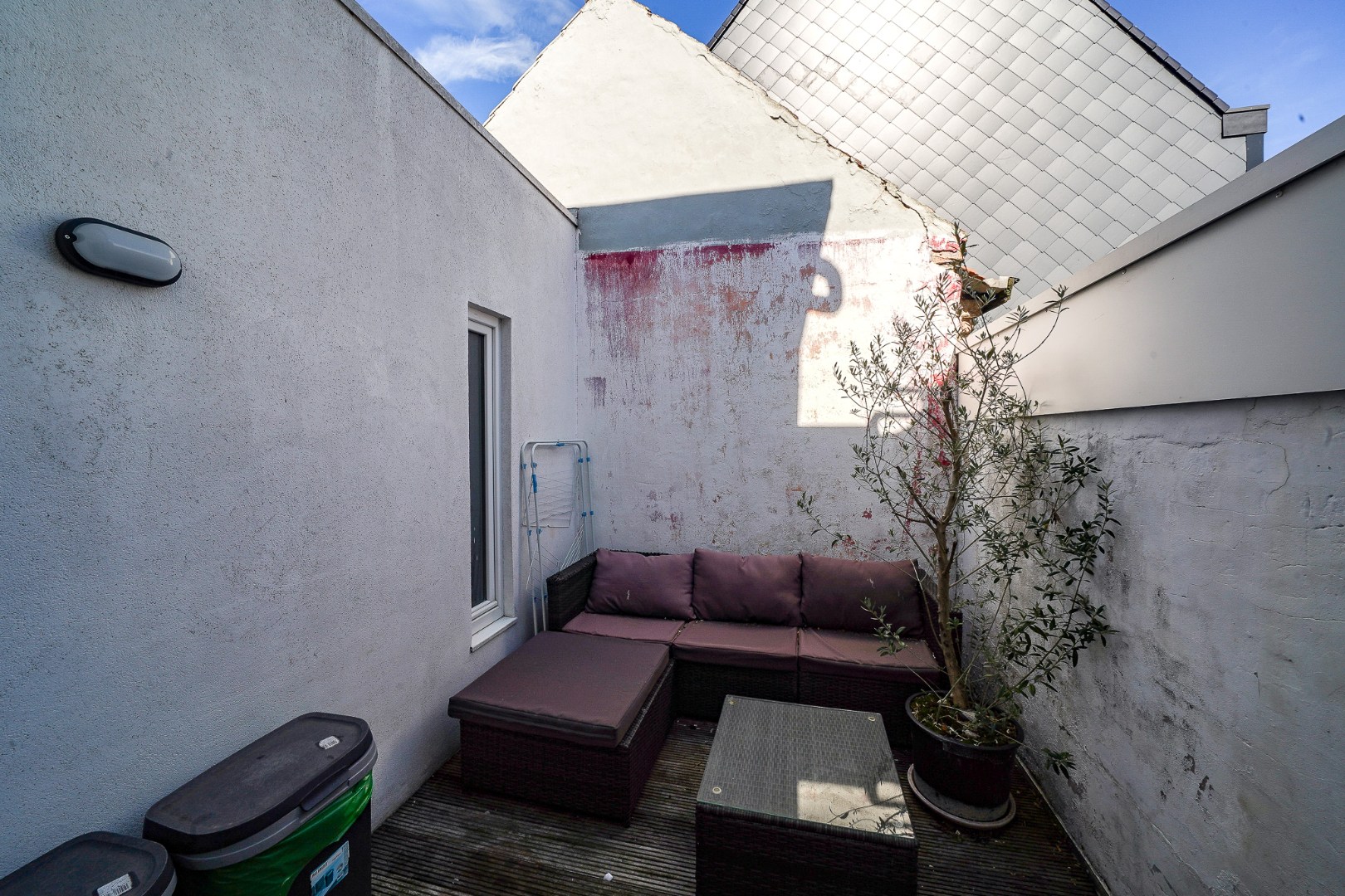 Woning met ruime garage en zicht op de vaart in Bredene 