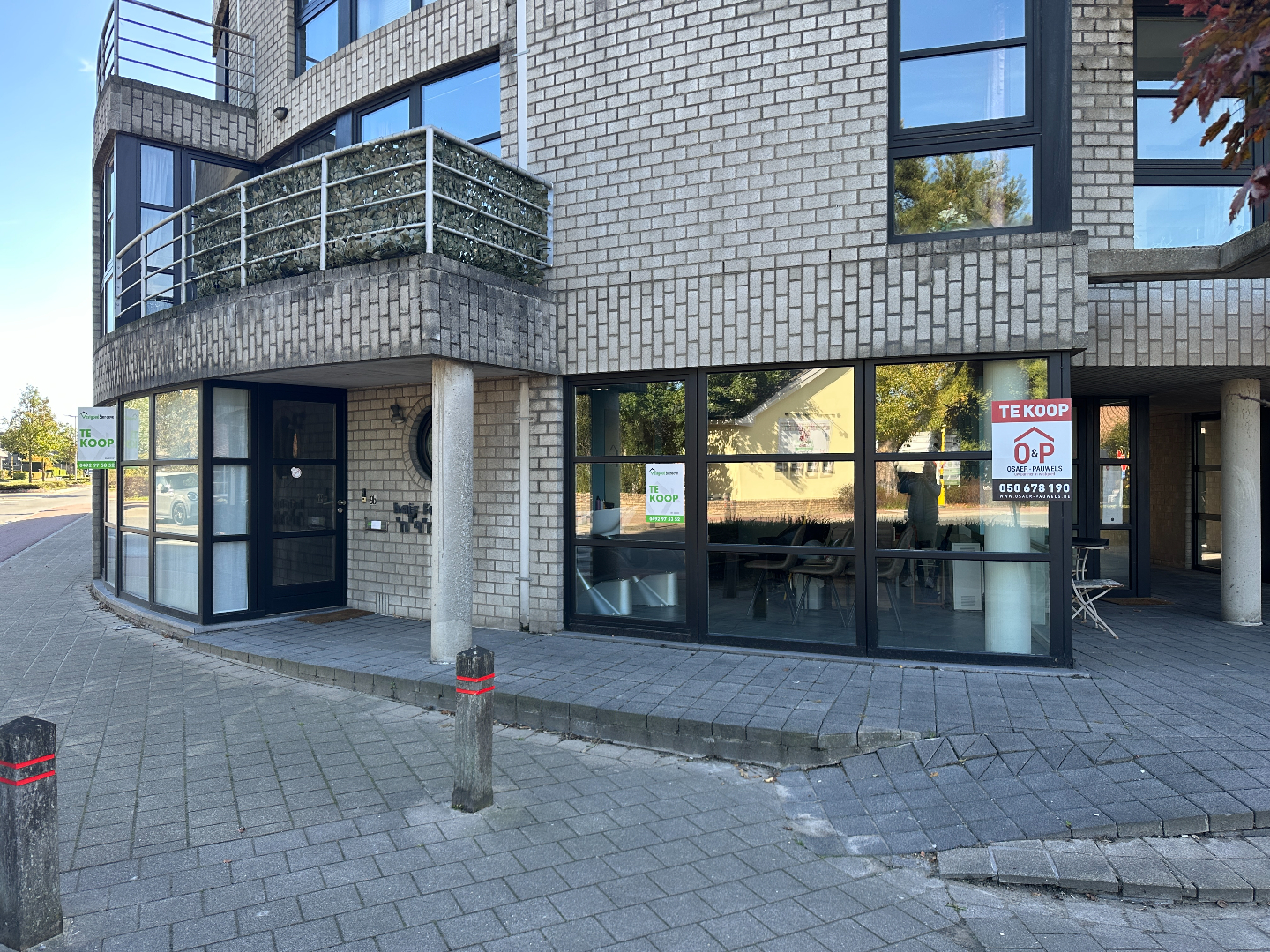 Instapklare handelsruimte met 2-slaapkamer appartement en garage, centrum Koekelare 