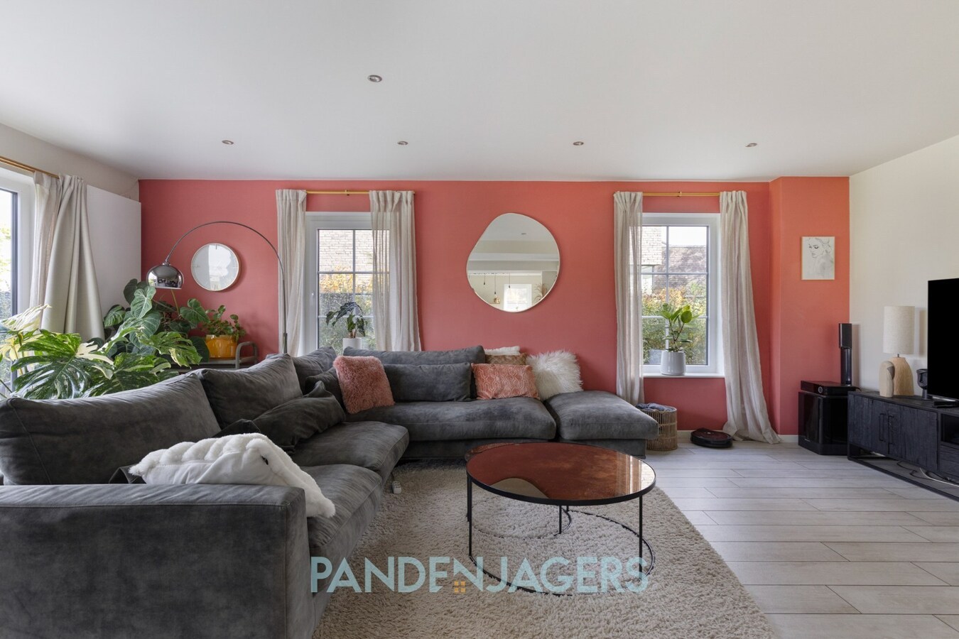 Recente energiezuinige woning met 6 slaapkamers, laadpaal en ruim perceel 