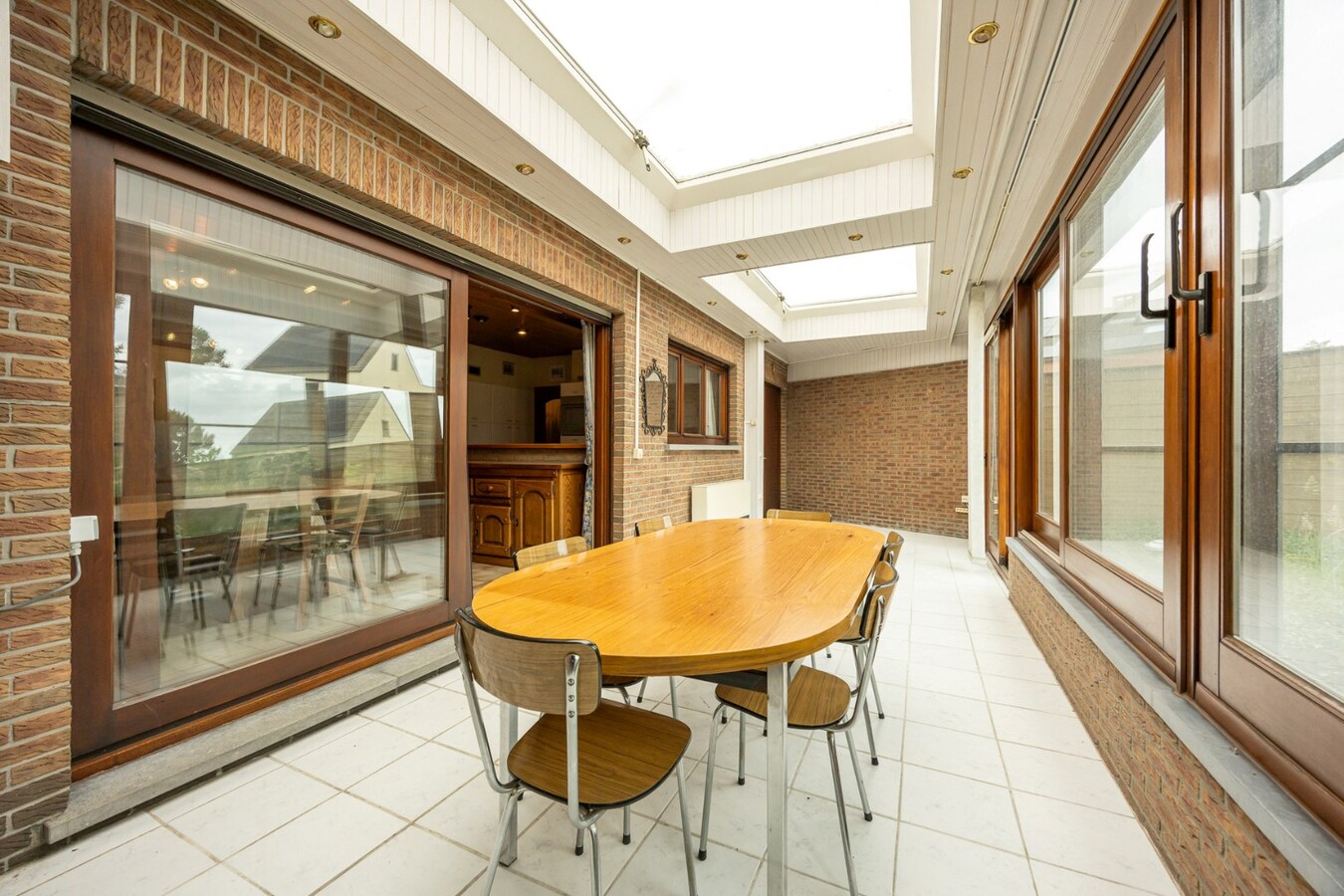 Ruime woning met praktijkmogelijkheden in het hart van Zoersel 