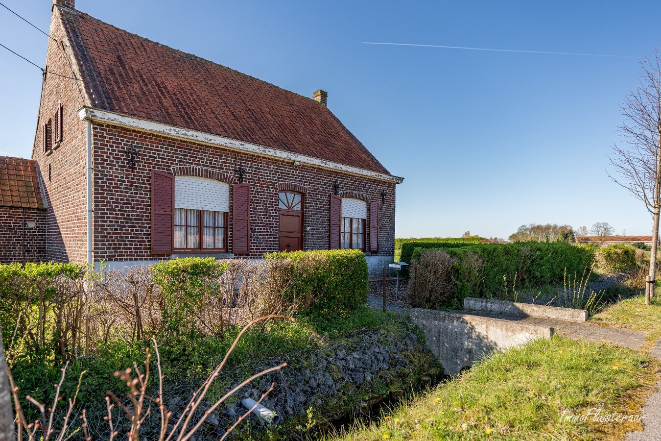 Renovated farmhouse with stables and pasture on approximately 1.7 hectares in Nazareth. 