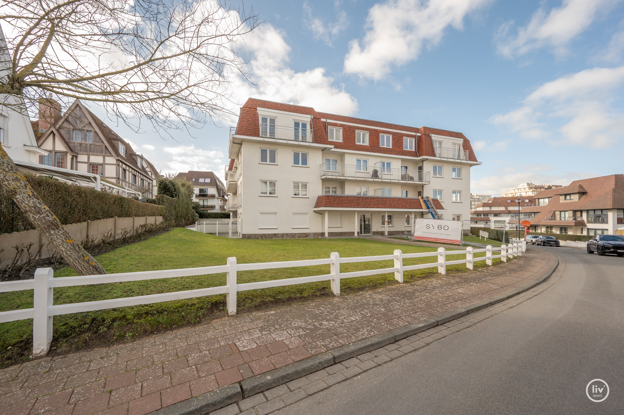 Zeer luxueus gerenoveerd 4 slaapkamer hoekappartement ideaal gelegen te Duinbergen genietend van zeezicht. 