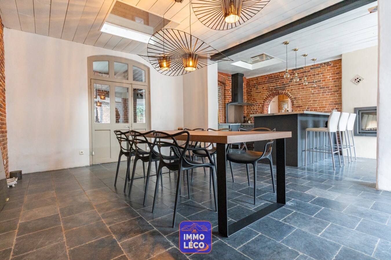 Ensemble immobilier avec restaurant, habitation, entrepôt et bureaux, IDEAL INVESTISSEURS !! 