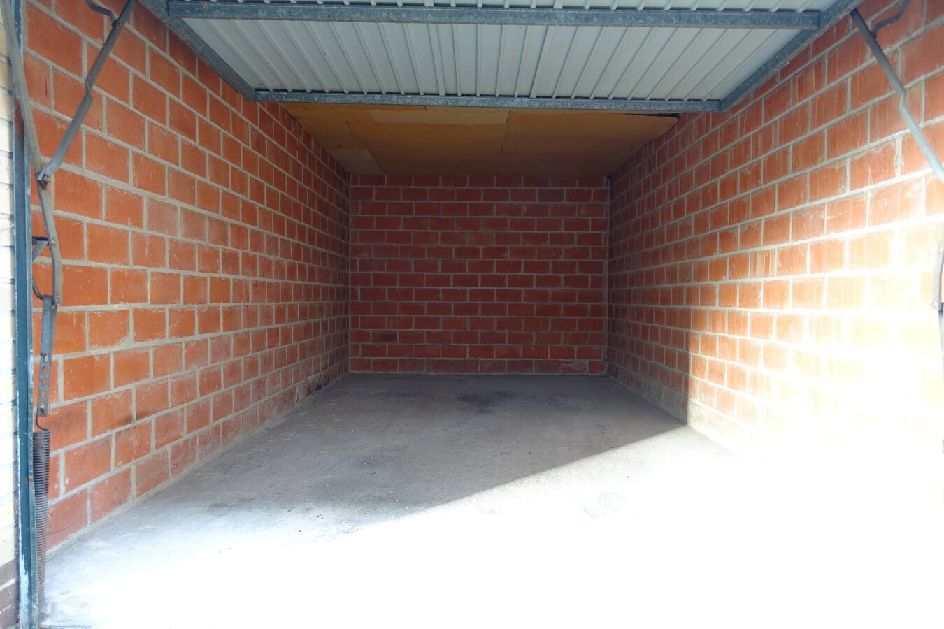 Rustig gelegen instapklare rijwoning met nabij gelegen garagebox 