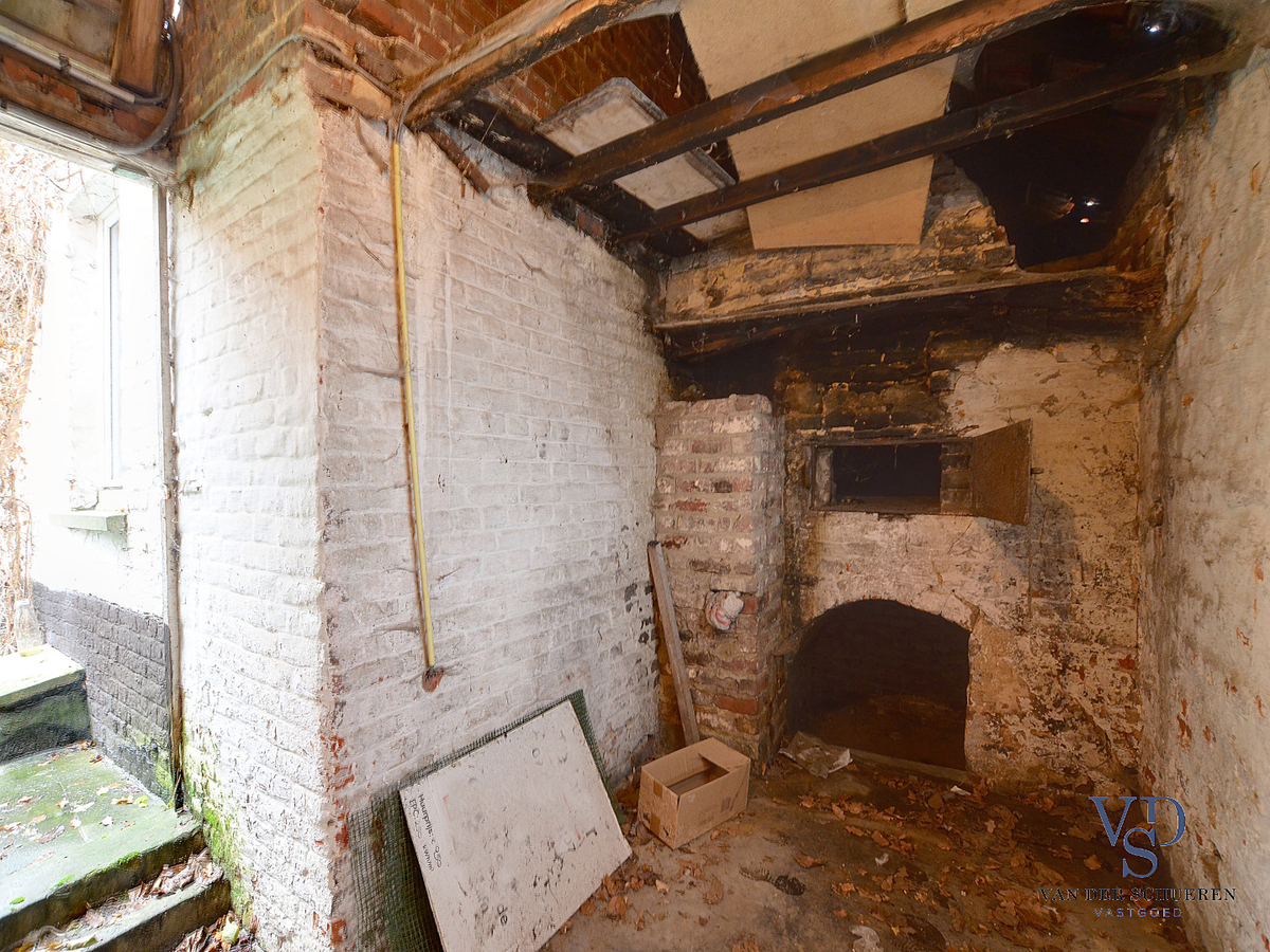 Karaktervolle, te renoveren woning (op bijna 900 m²). 