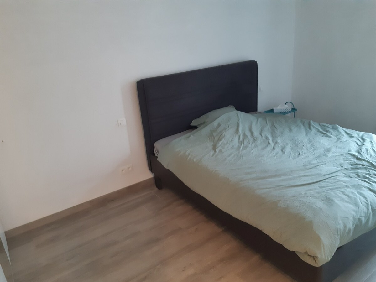 BEN-appartement met terras en tuintje. 