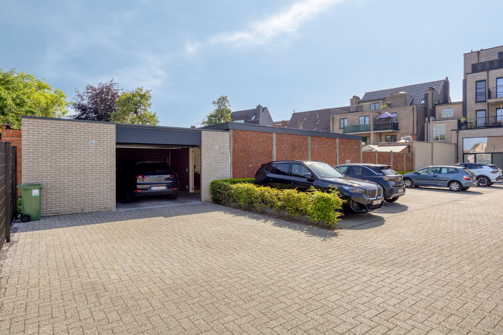 Ruime handelswoning met 2 slpk., dubbele garage en 2 staanplaatsen in centrum Mol 