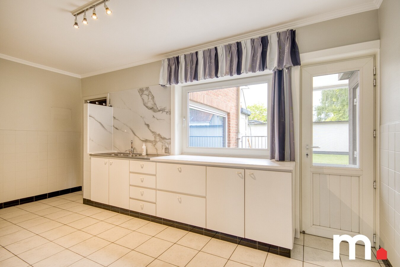 Lichtrijk instapklare woning EPC C  te Roeselare met 3 slaapkamers, zonnepanelen, Garage en praktijk! 
