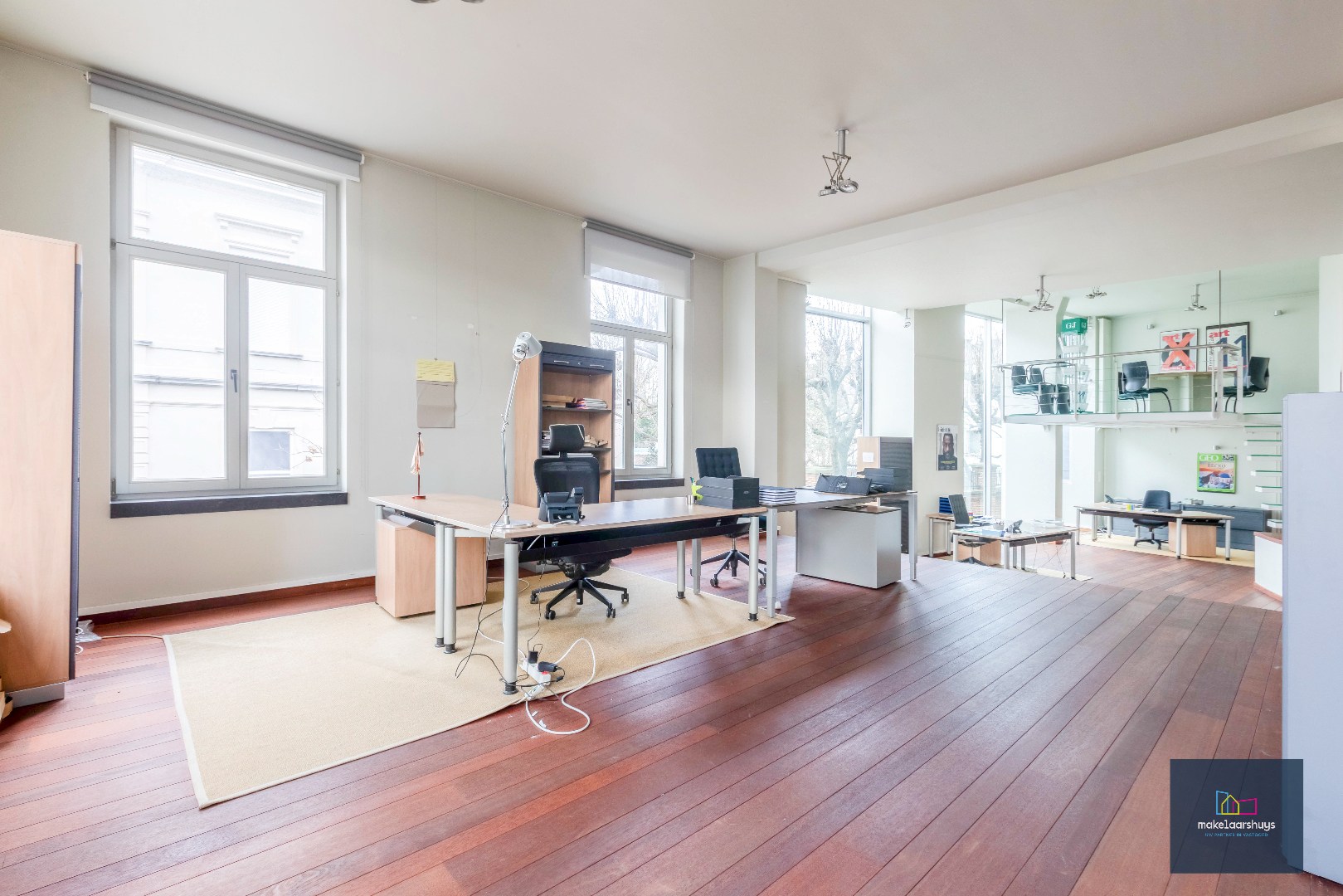 Luxueuze kantoorloft met inpandige staanplaats  en kelderberging  te Coupure Rechts. 