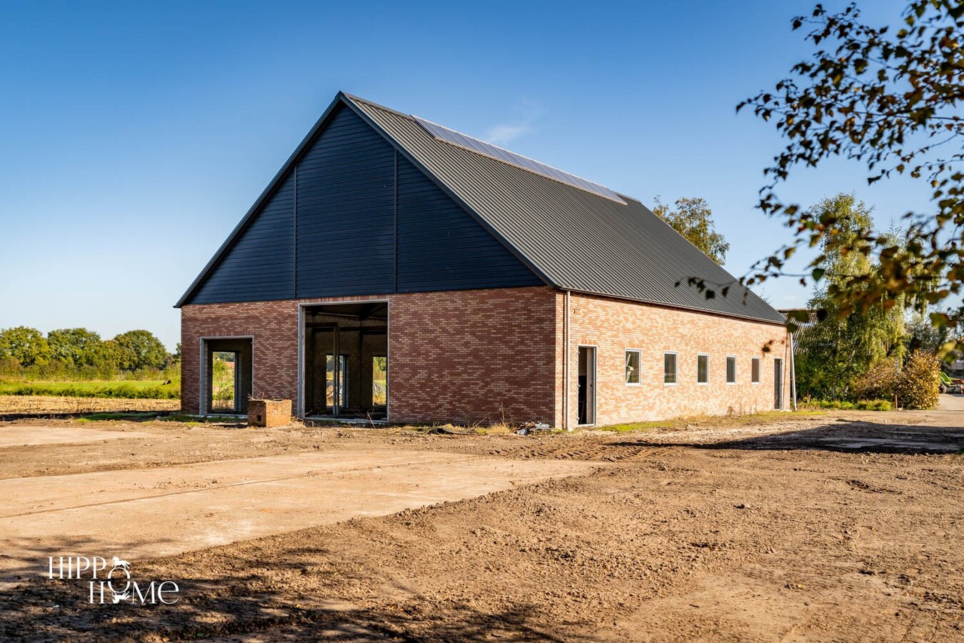 Hedendaags woning met hangar en aanpalend grasland op +/- 1,5ha 