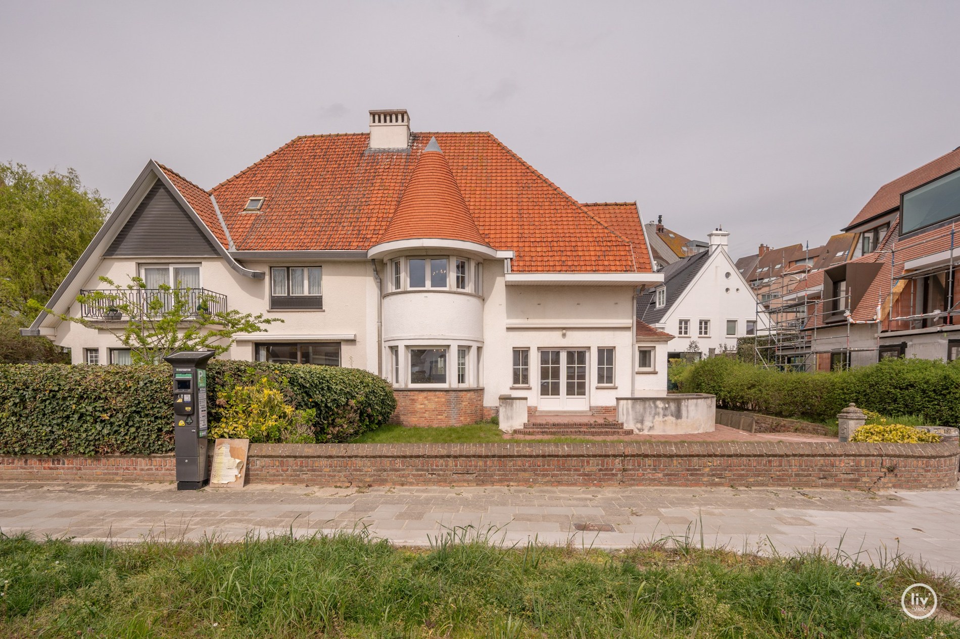 Charmante te renoveren koppelvilla op toplocatie in Knokke, langs de prestigieuze Elizabetlaan en op wandelafstand van strand en casino (met inpandige garagebox) . 