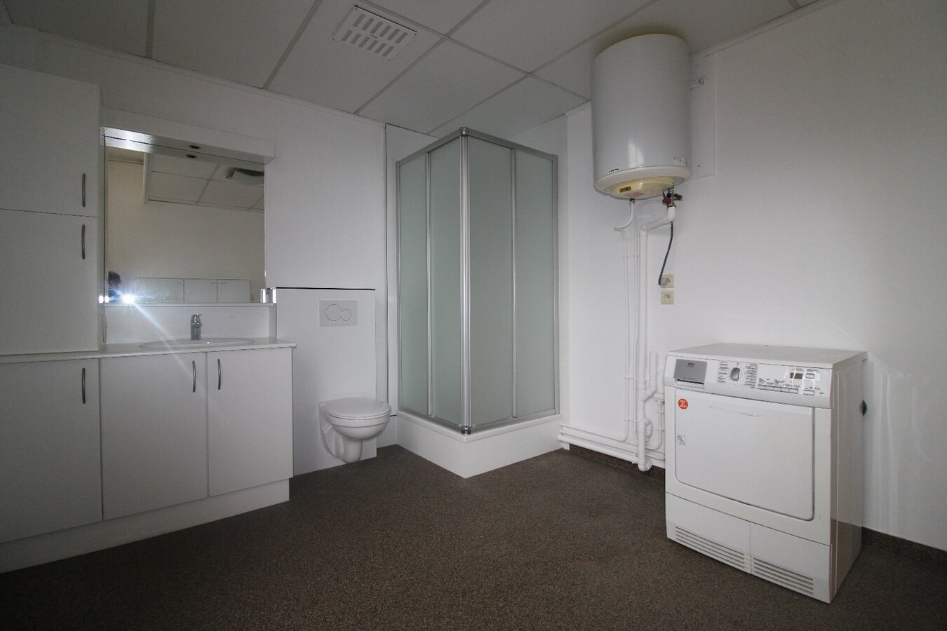 Kantoor/opslagruimte van circa 150 m² 