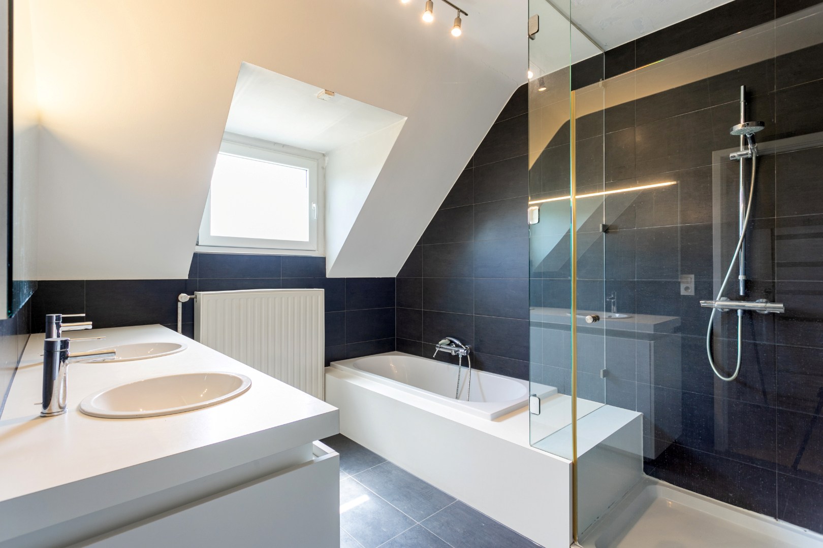 Ruime 4-gevelwoning met 4 slaapkamers, bureau, garage en tuin op 626 m² met bouwpotentieel in Halle 