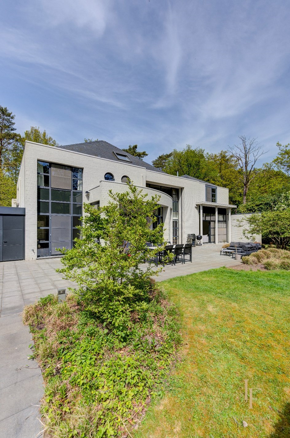 Moderne villa met 7 slaapkamers te Zoersel. 
