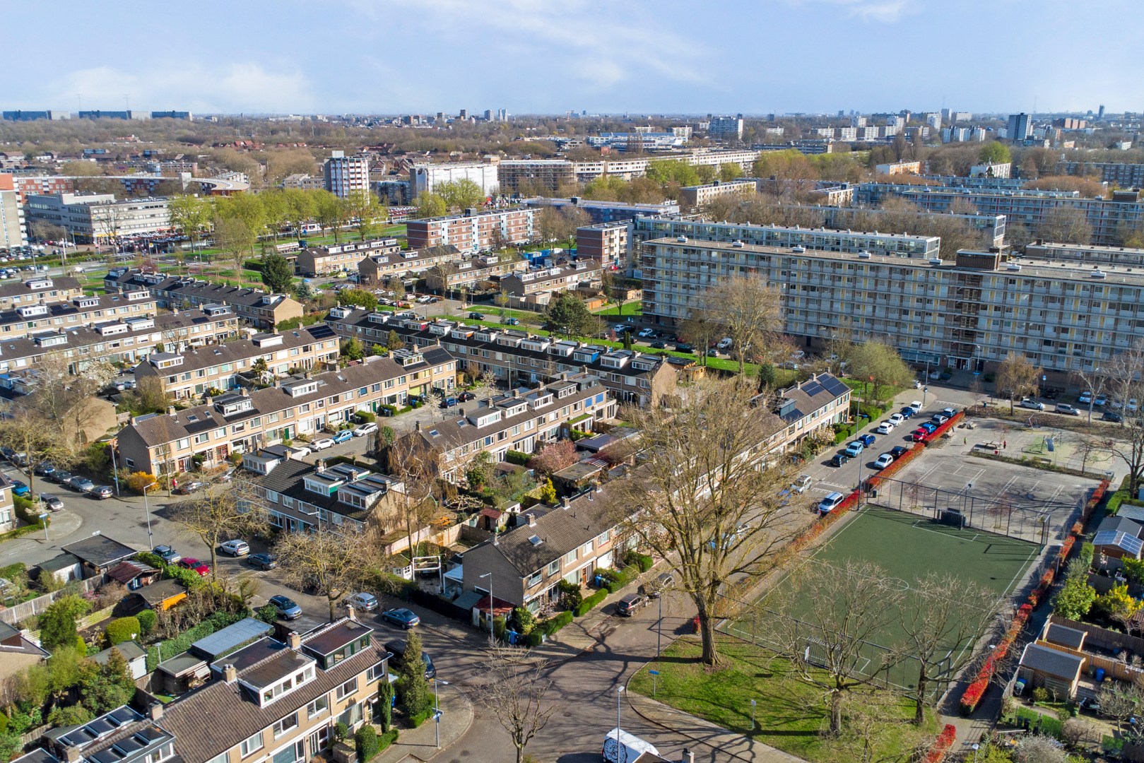 Op zoek naar een ruime 5-kamer woning op eigen grond waar u, uw wensen nog kunt uitvoeren ? 