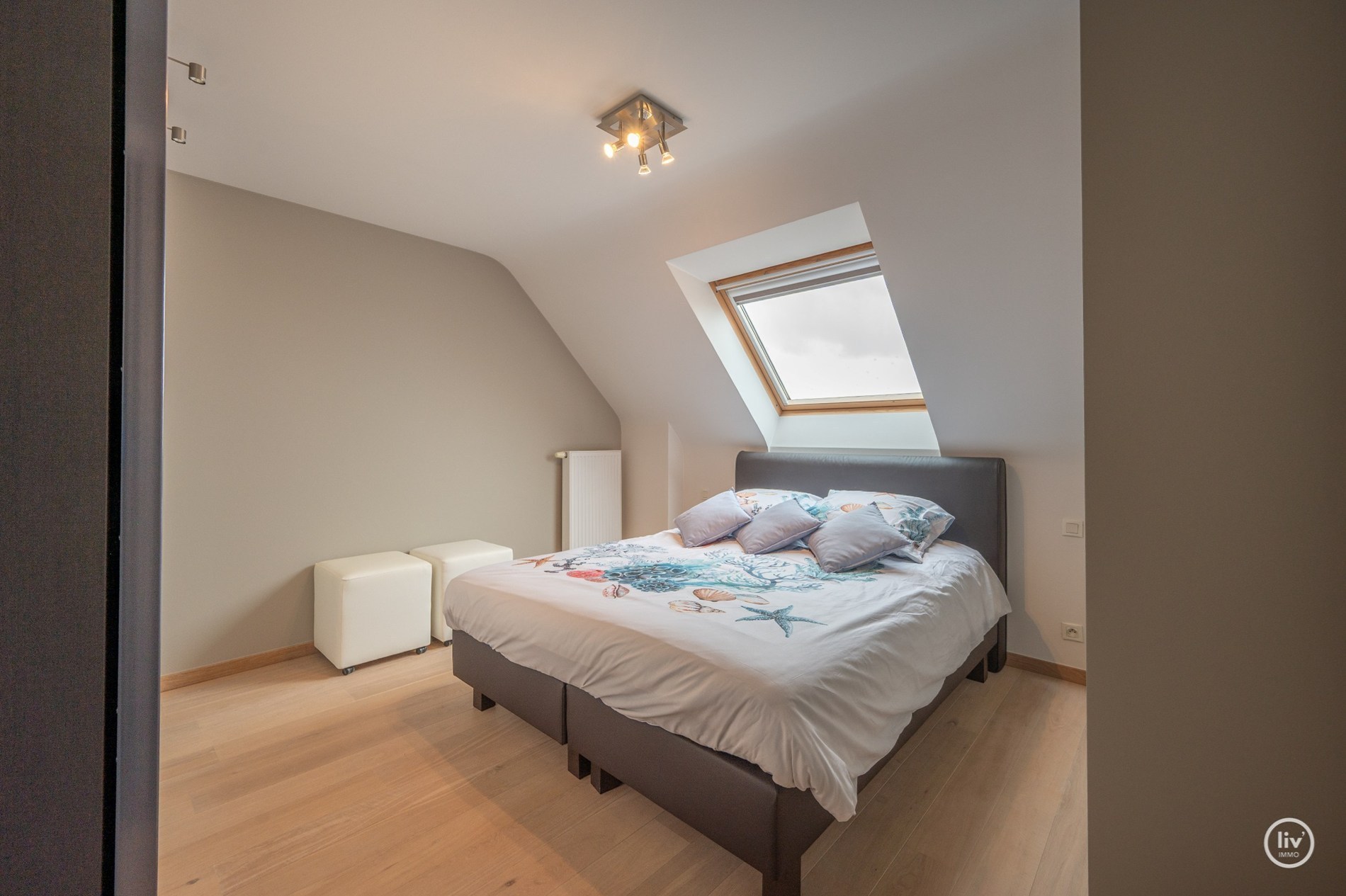 Appartement en duplex prêt à emménager à distance de marche de la digue Albertstrand et de l'avenue Lippens. 