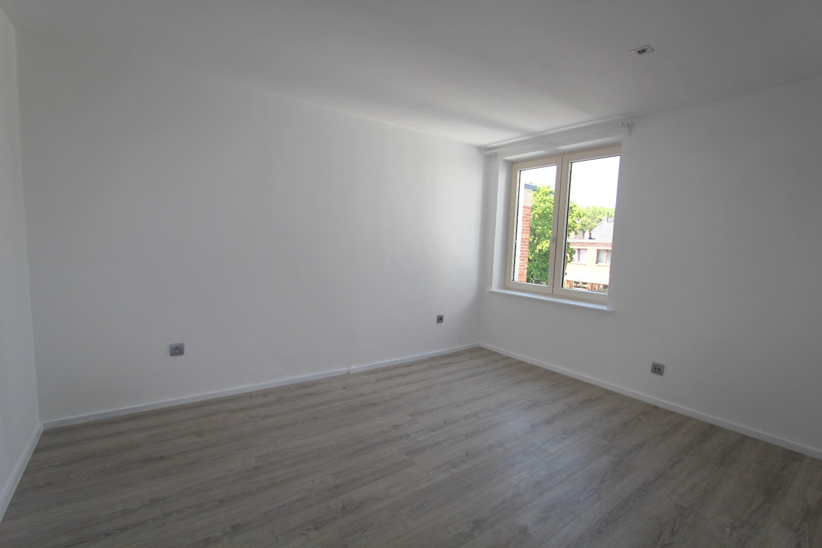MOOI VERNIEUWDE WONING MET TUIN 