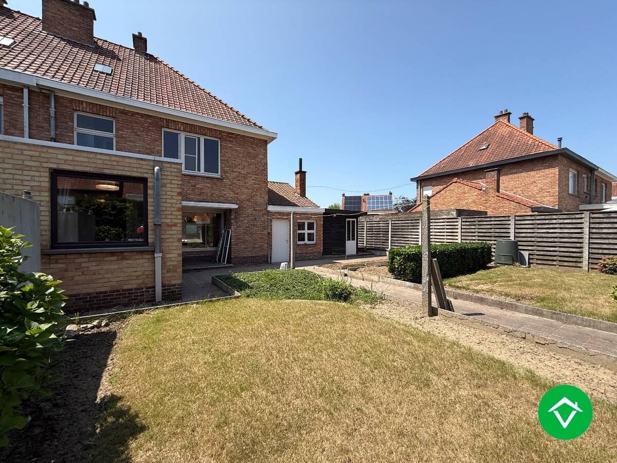 Stevige woning met 3 slaapkamers, tuin en garage in een rustige wijk te Rumbeke 