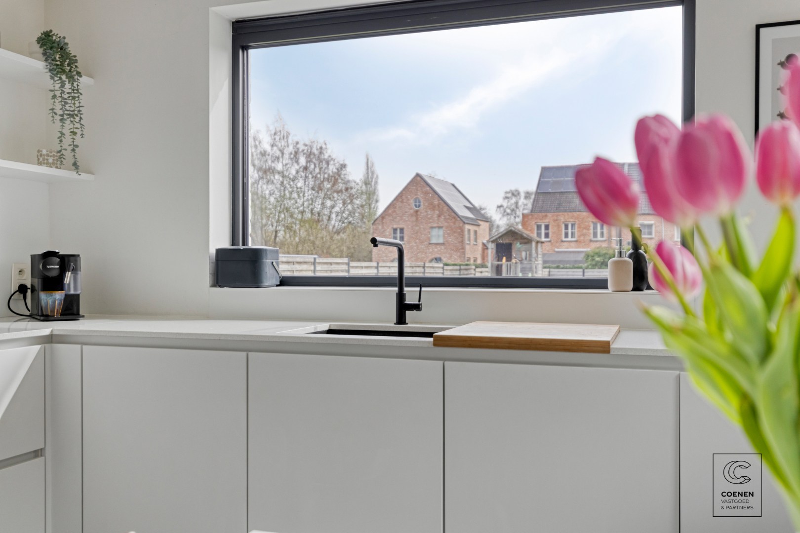 Gerenoveerde woning met 4 à 5 slpk's op een gunstige ligging te Oelegem! 