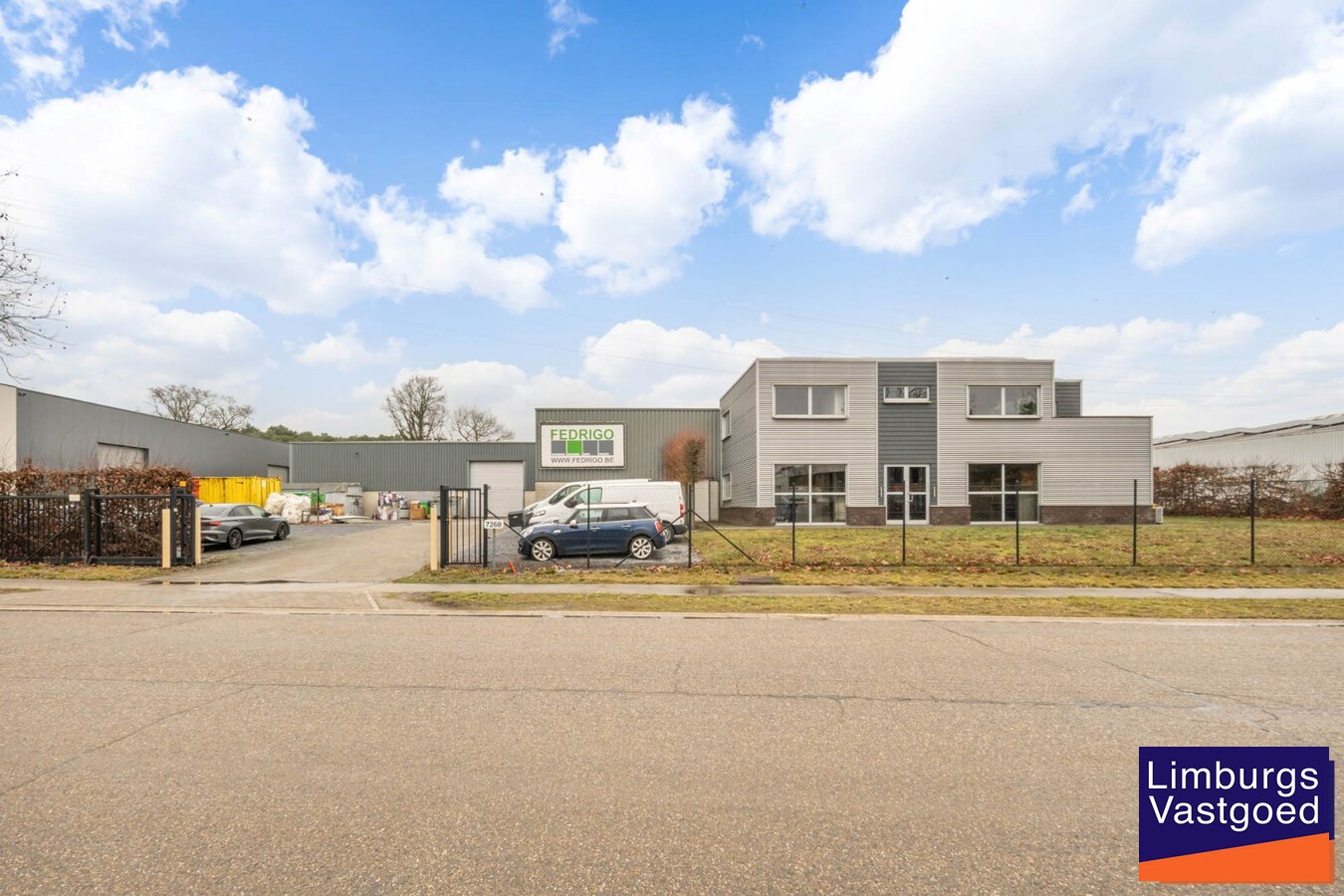 Industrieel gebouw, met woonst.1.696m², met kantoren 120m² + appartement 120m², Genk-Zuid 