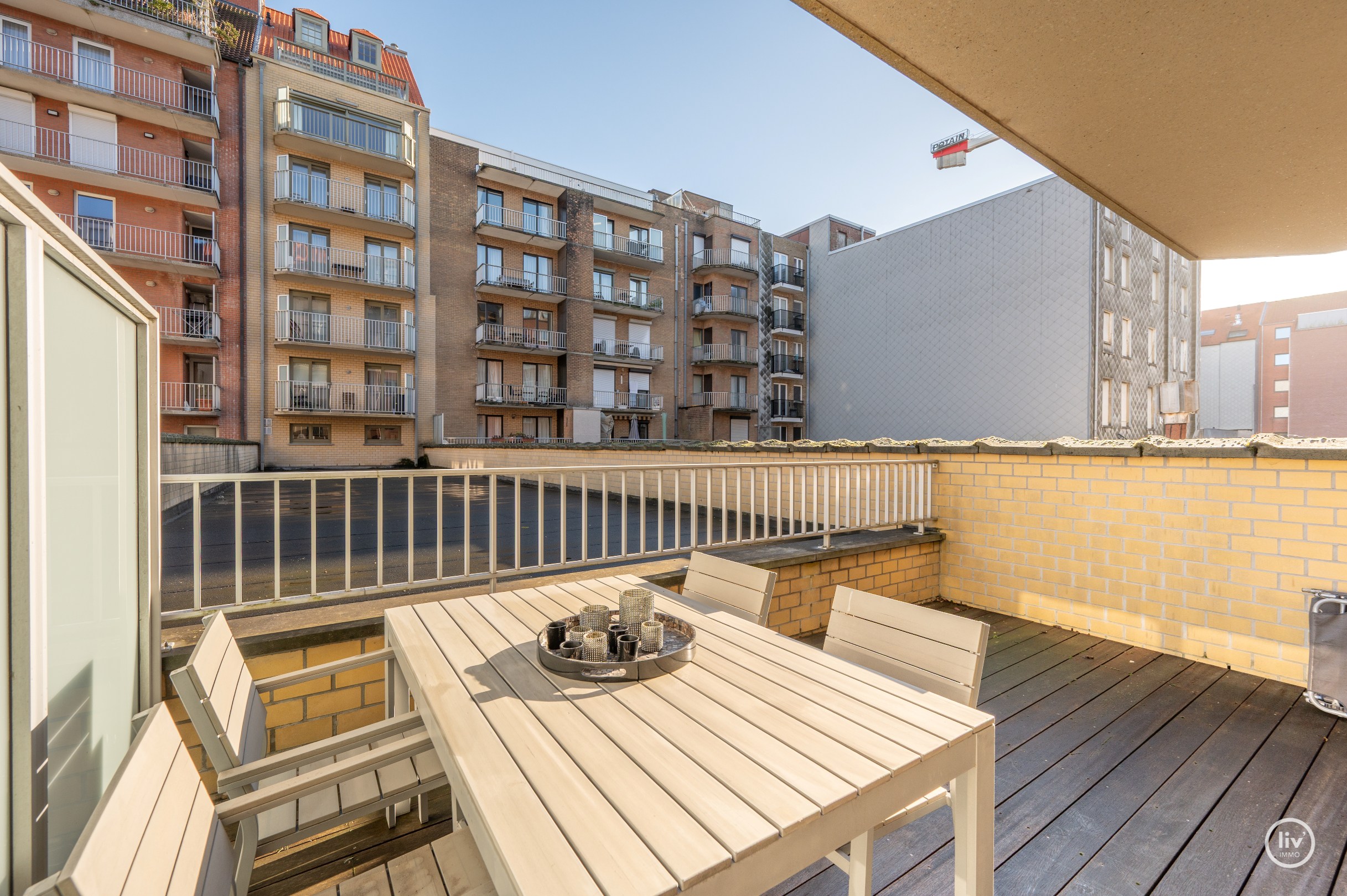 Bel appartement spacieux et récent situé au centre de l'avenue Léopold à Knokke. 