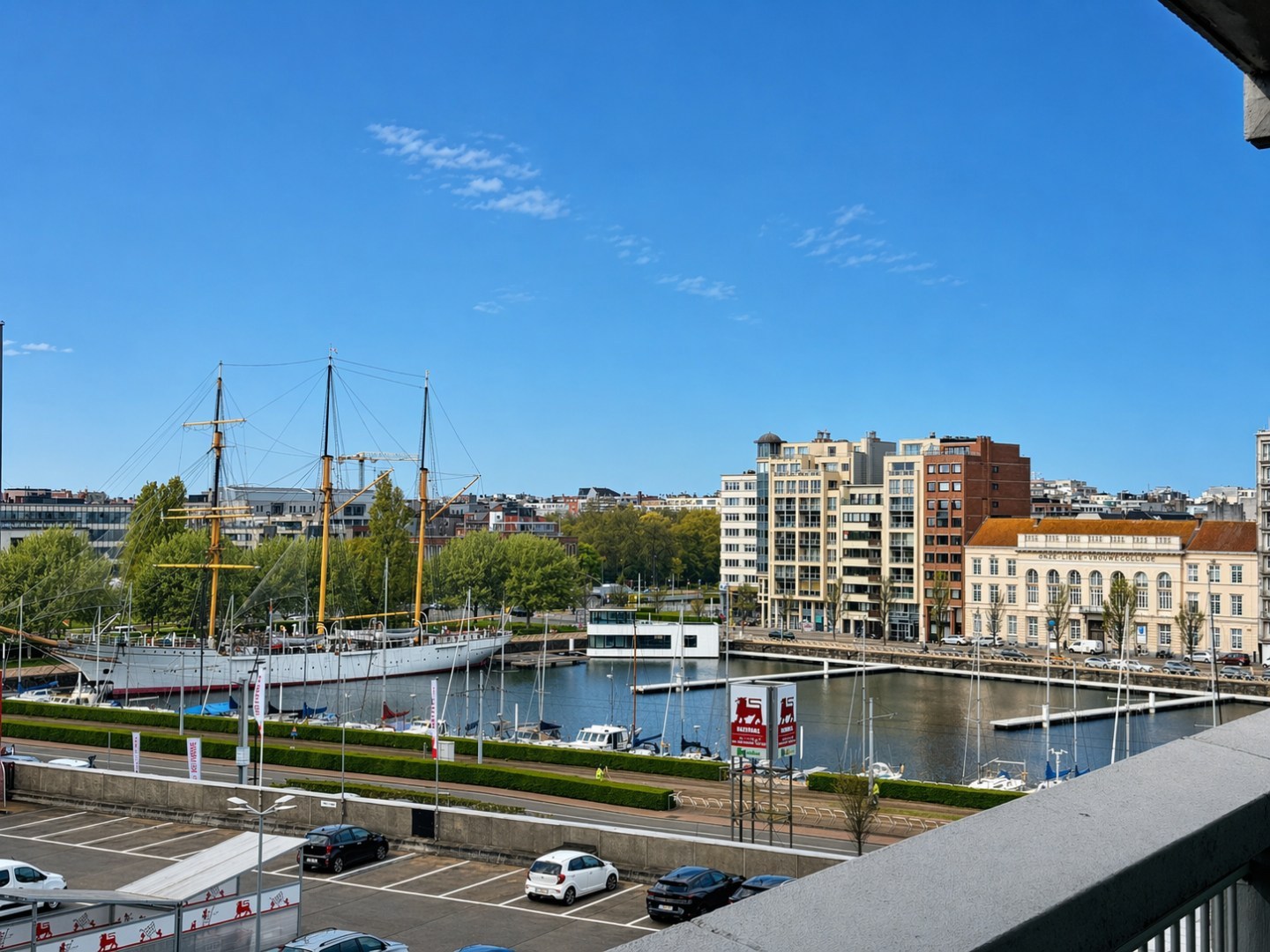 Ruim, lichtrijk hoekappartement met uniek havenzicht, topligging in hartje Oostende 