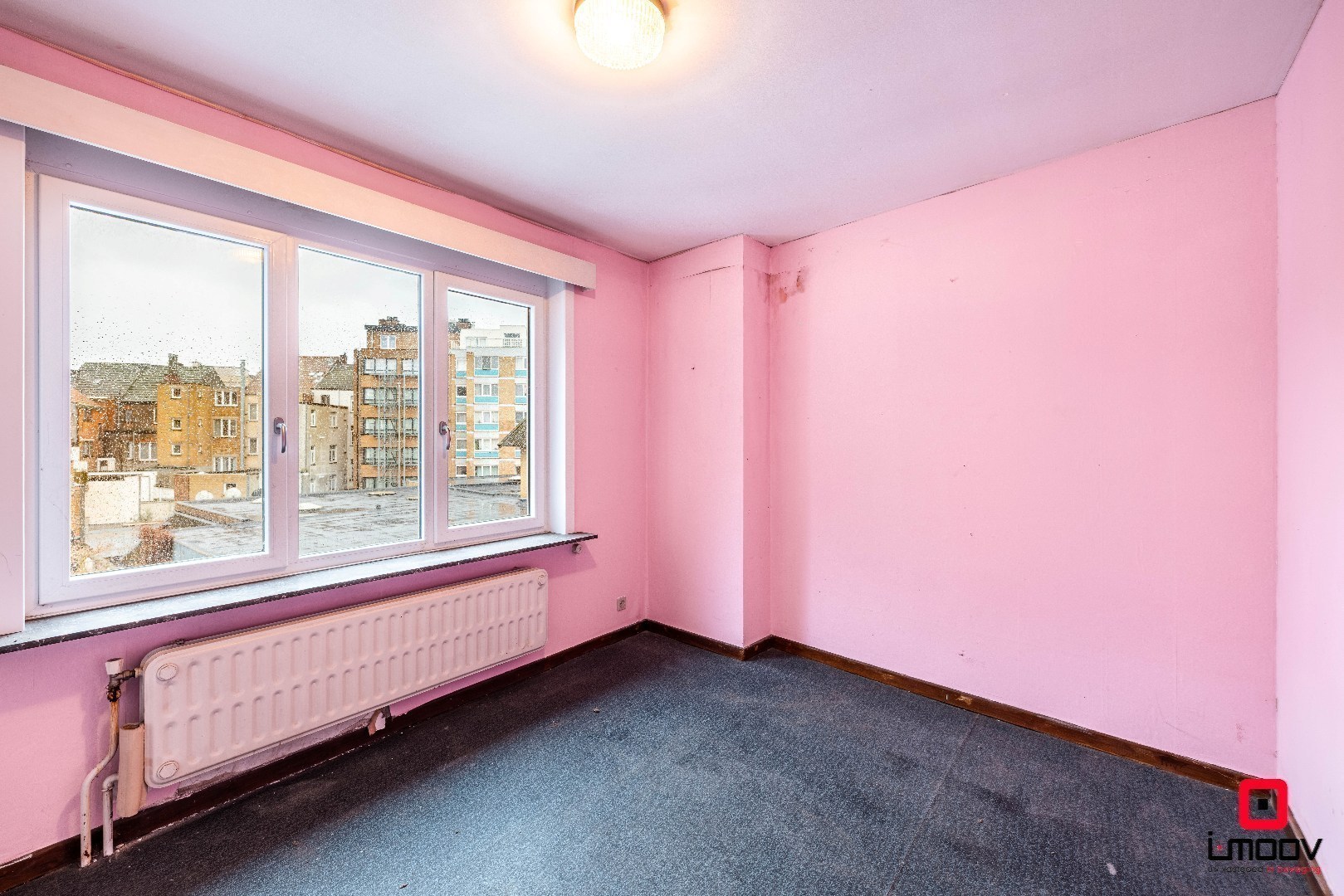 Ruime te renoveren stadswoning met garage en vier slaapkamers in de stationswijk 