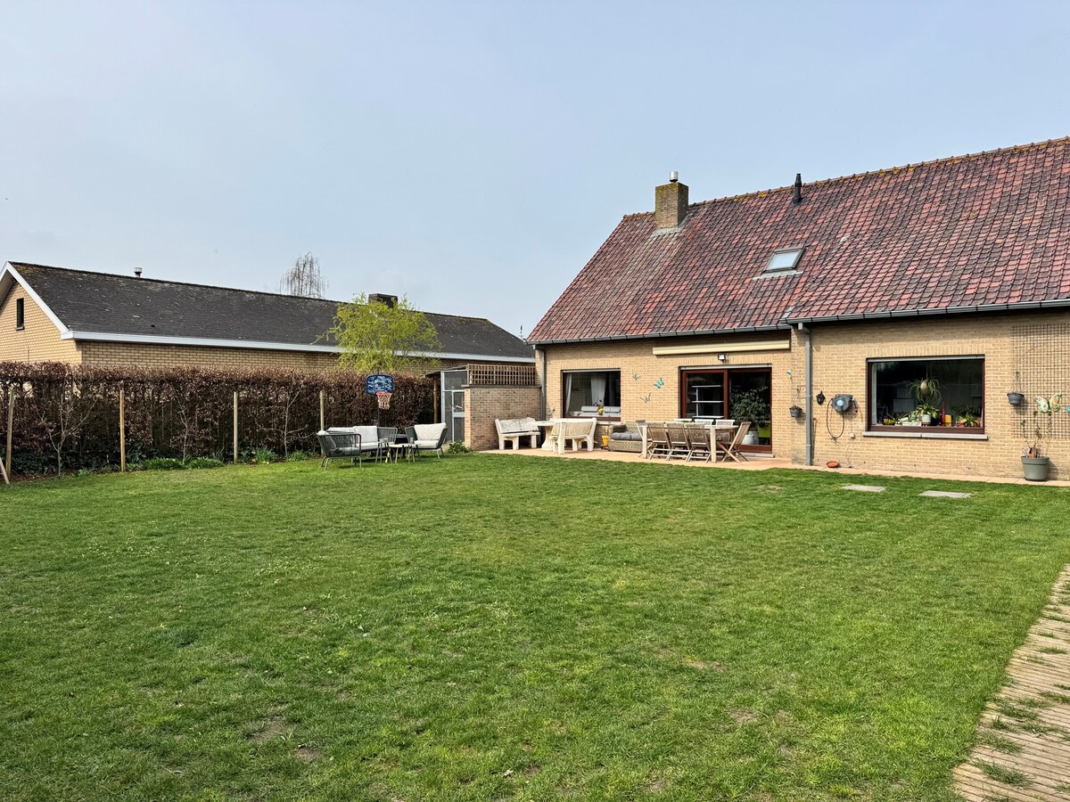 Alleenstaande instapklare gezinswoning met 5 slaapkamers zuidgerichte tuin en garage te Koekelare 