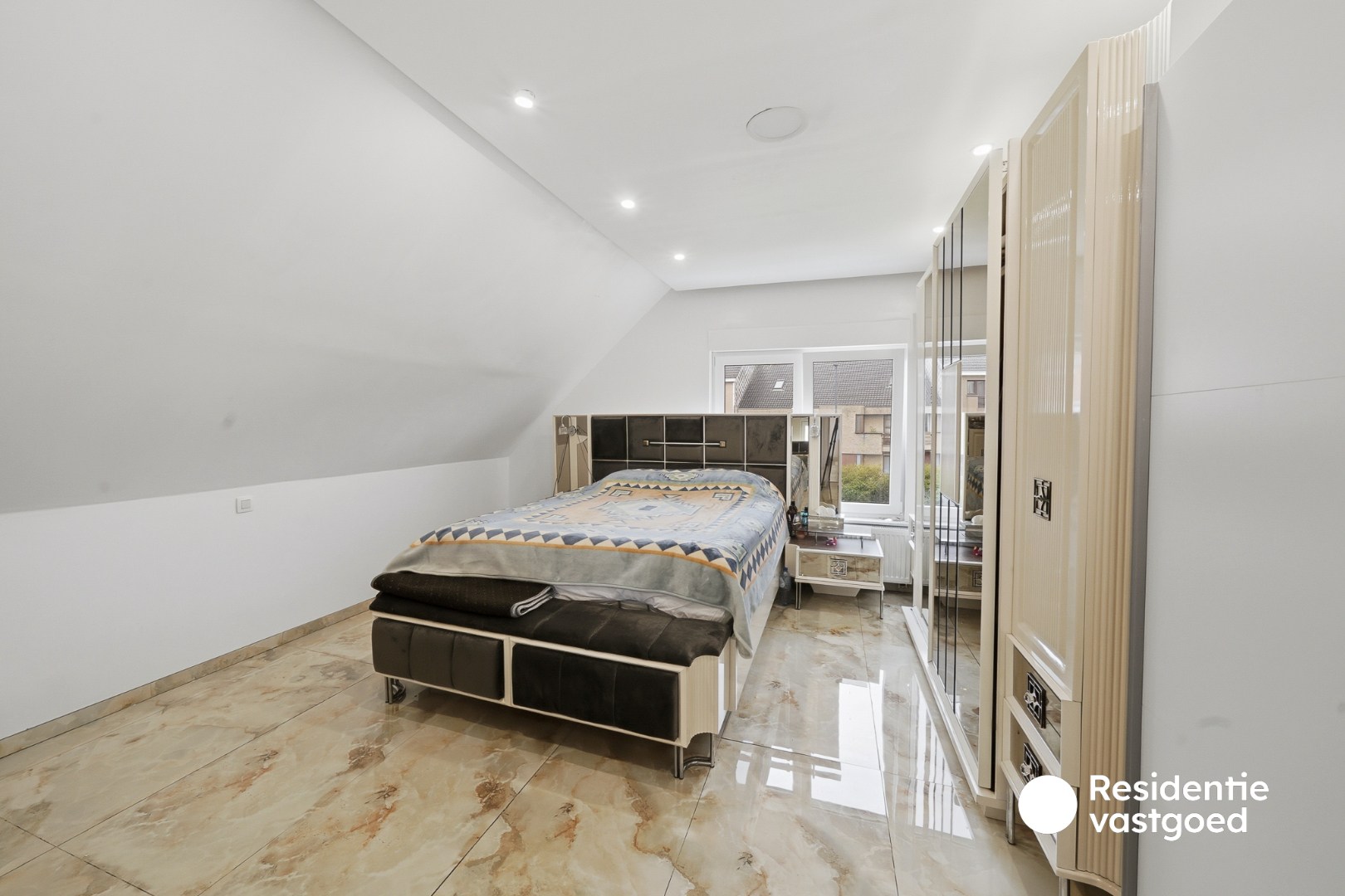 Halfopen woning met tuin en garage te koop 