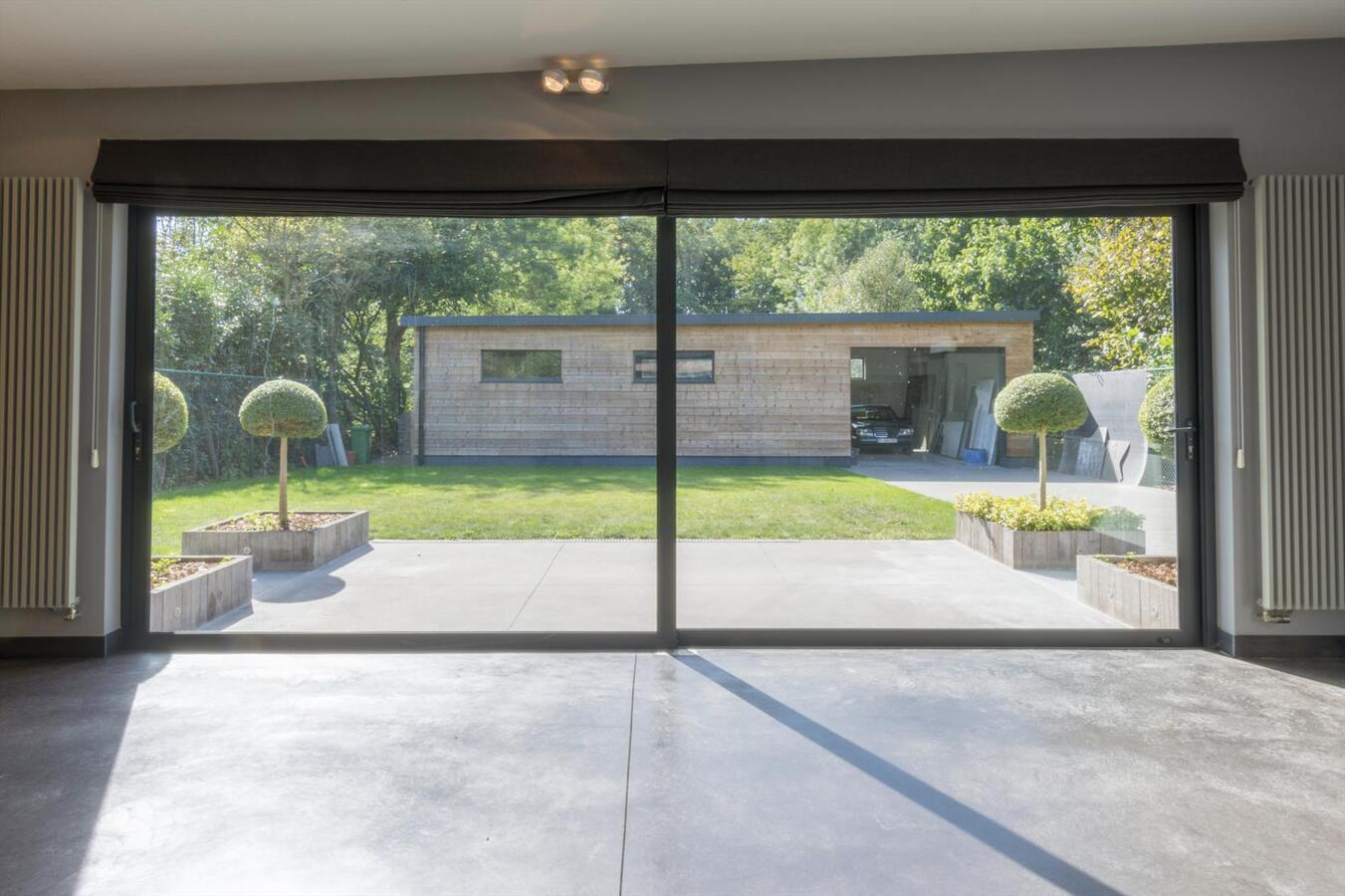 Moderne laagbouwwoning met magazijn 