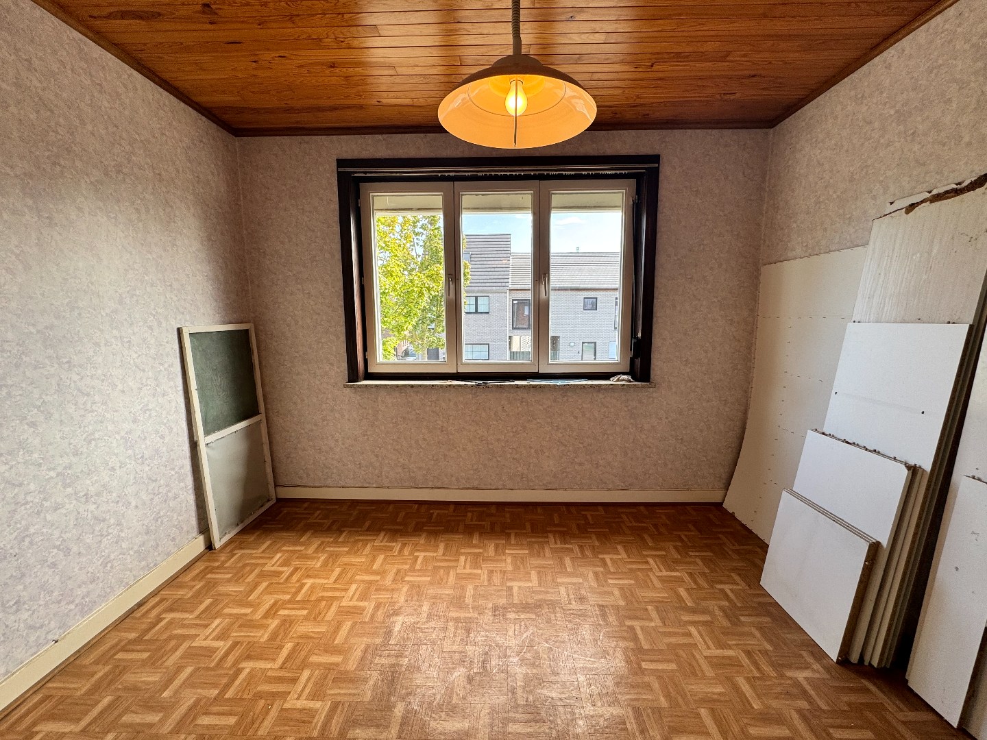 Gezellige woning met stadstuin, garage en uitweg langsachter. 