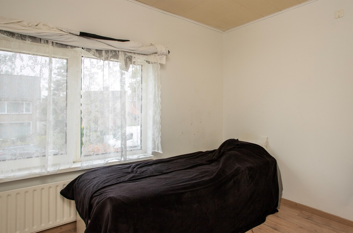 Te renoveren vrijstaande woning met vrijstaand bijgebouw gelegen in het centrum van Netersel. 