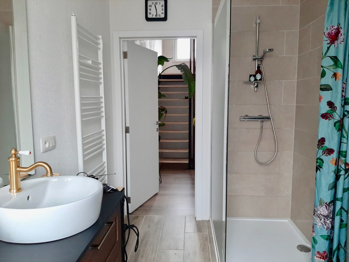 KNAP GERENOVEERDE RUIME WONING MET STADSTUIN 