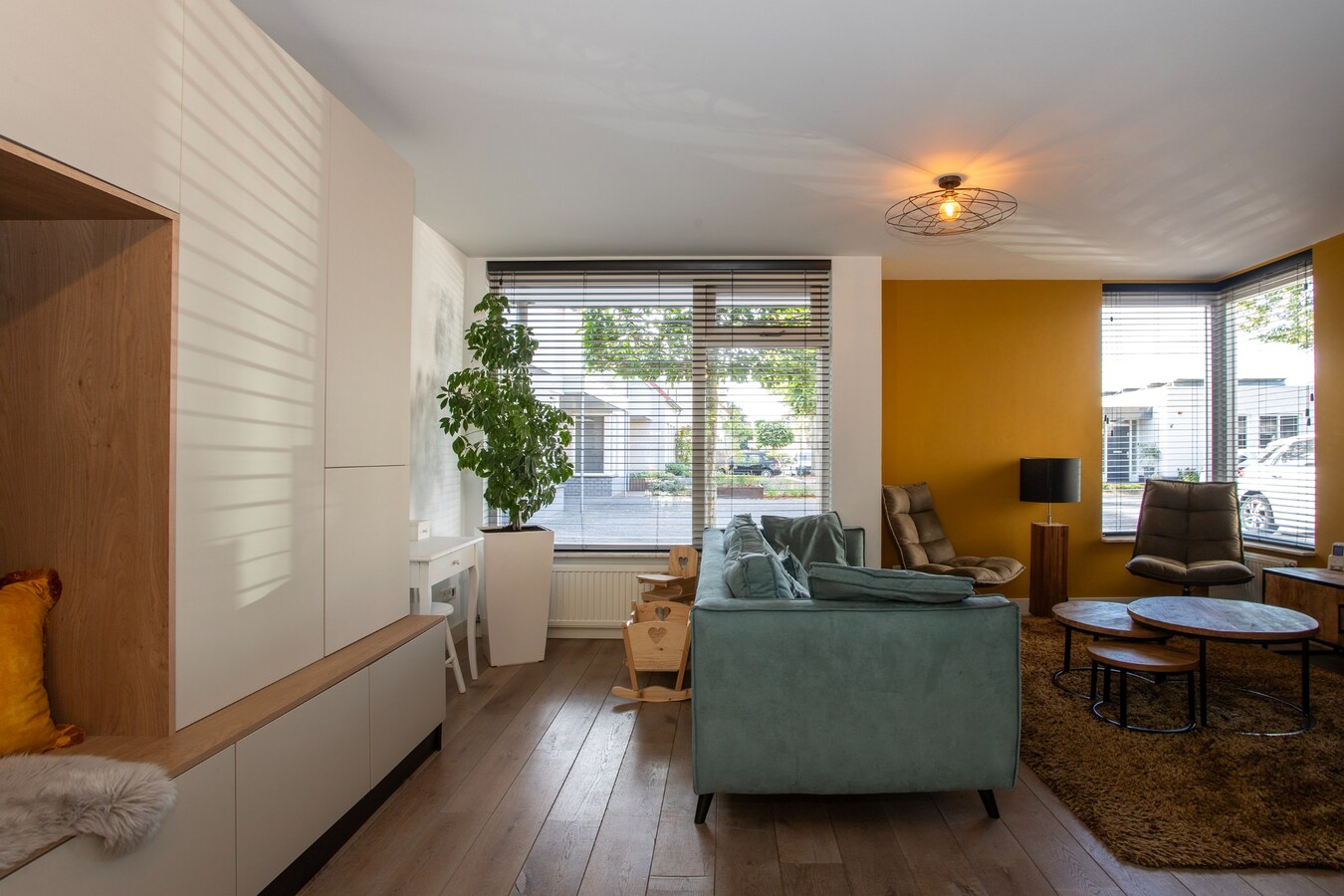 Vrijstaande woning met carport en garage gelegen op een perceel van 437 m2. 