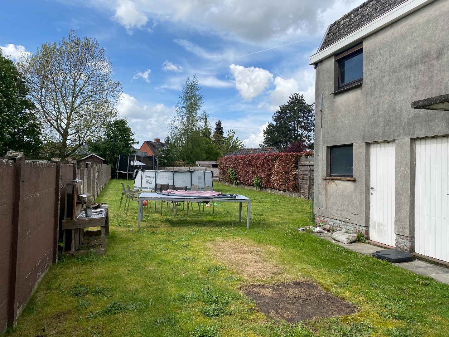 Ruime halfopen woning met tuin en garage op zeer rustige ligging! 