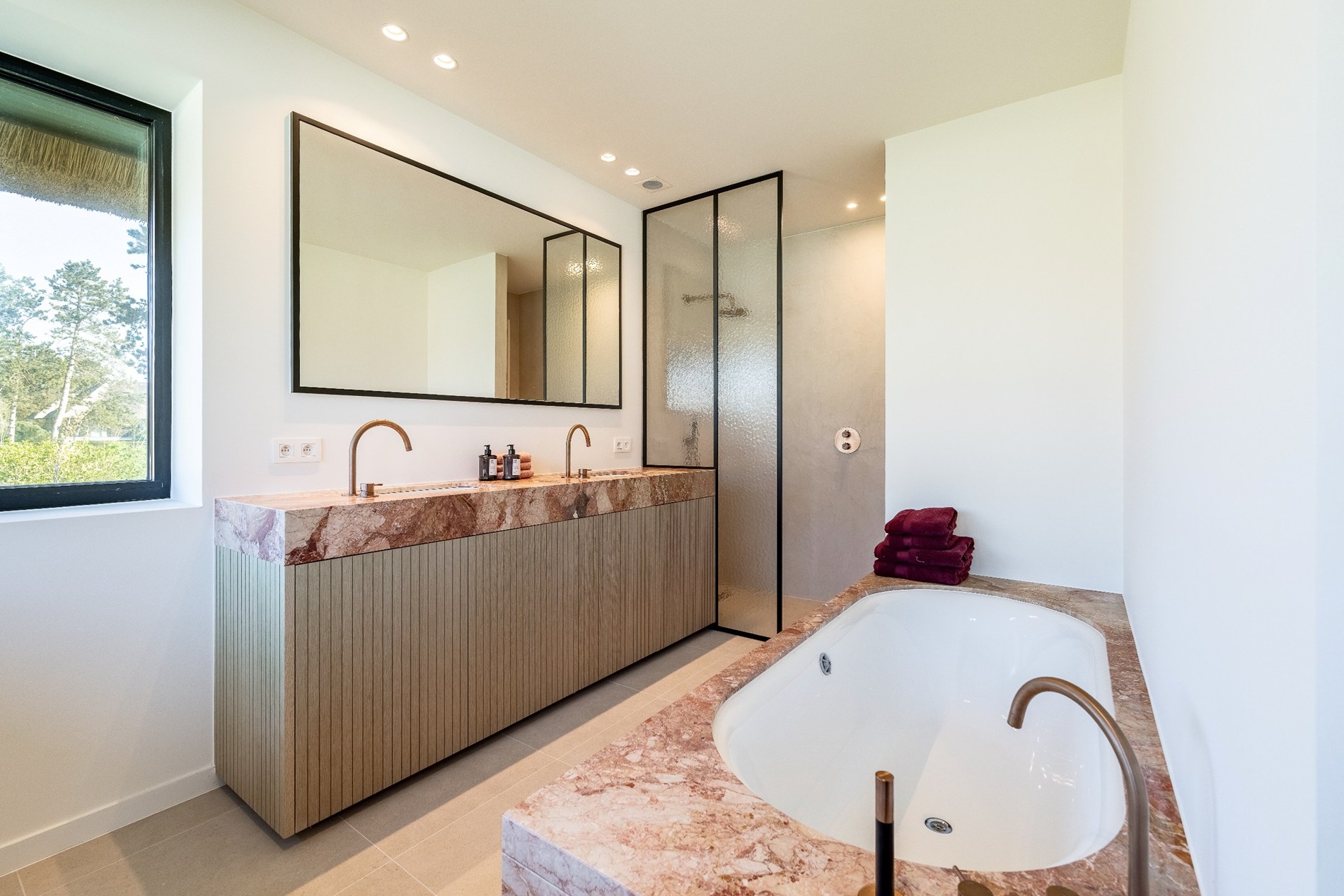 Indrukwekkende nieuwbouwvilla in hartje Zoute op enkele passen van de golf te Knokke. 