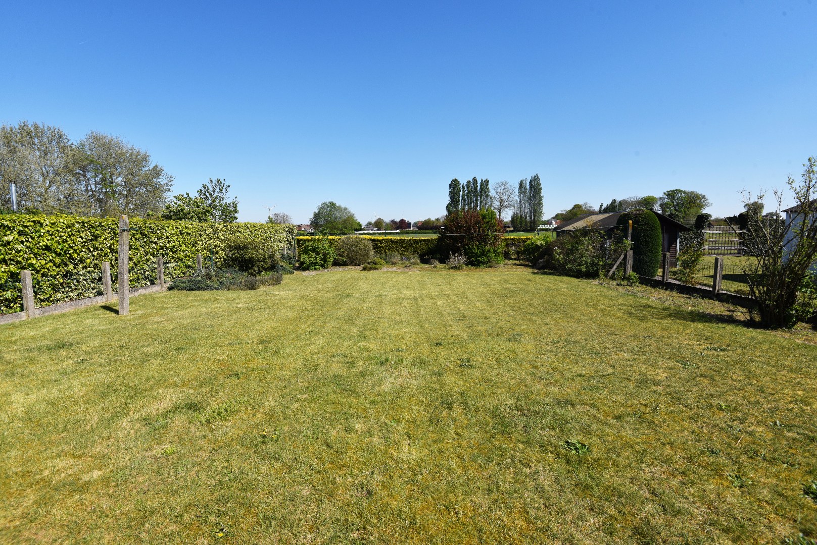 Grondig te renoveren woning  mooi gelegen te Adegem 