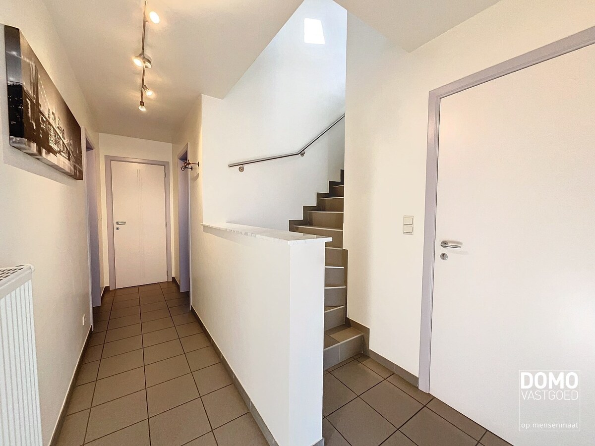 RUIM APPARTEMENT MET 3 SLAAPKAMERS EN GARAGE TE TUILT 