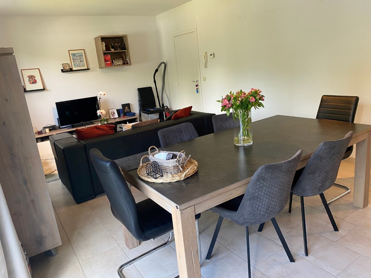 Eigentijds appartement met 2 autostaanplaatsen 