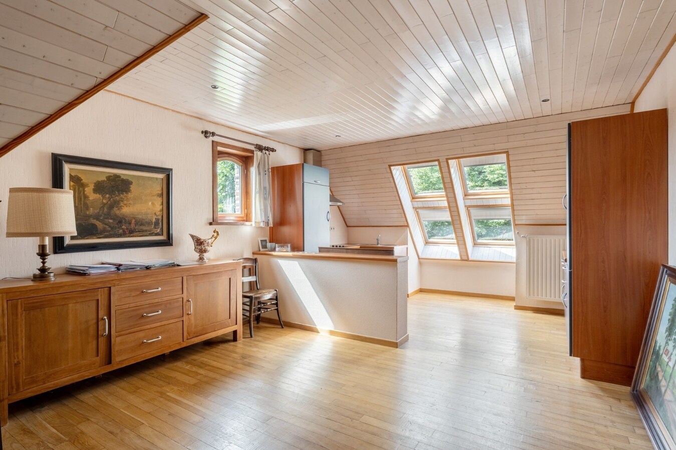 Ruim, karaktervol landhuis met parkachtige tuin op perceel van 16a29ca. 