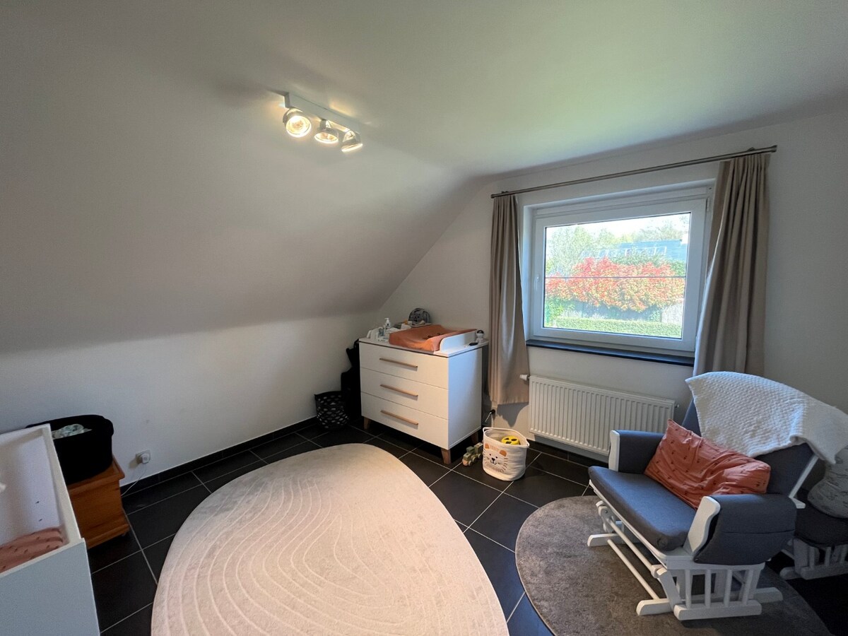 Ruime villa in residentiële wijk te Dikkelvenne 