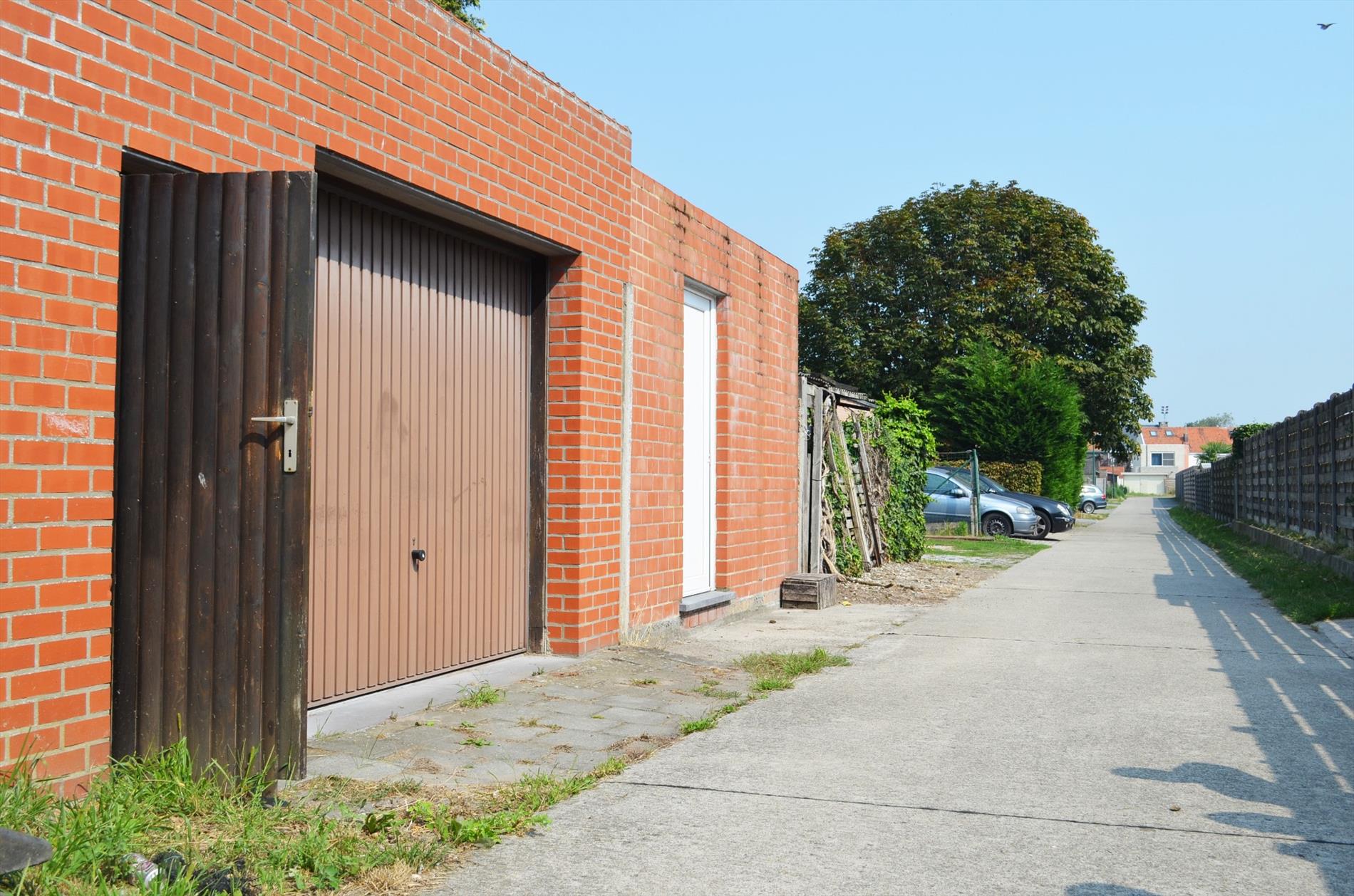 Te renoveren rijwoning met  garage en uitweg  nabij centrum Eeklo 