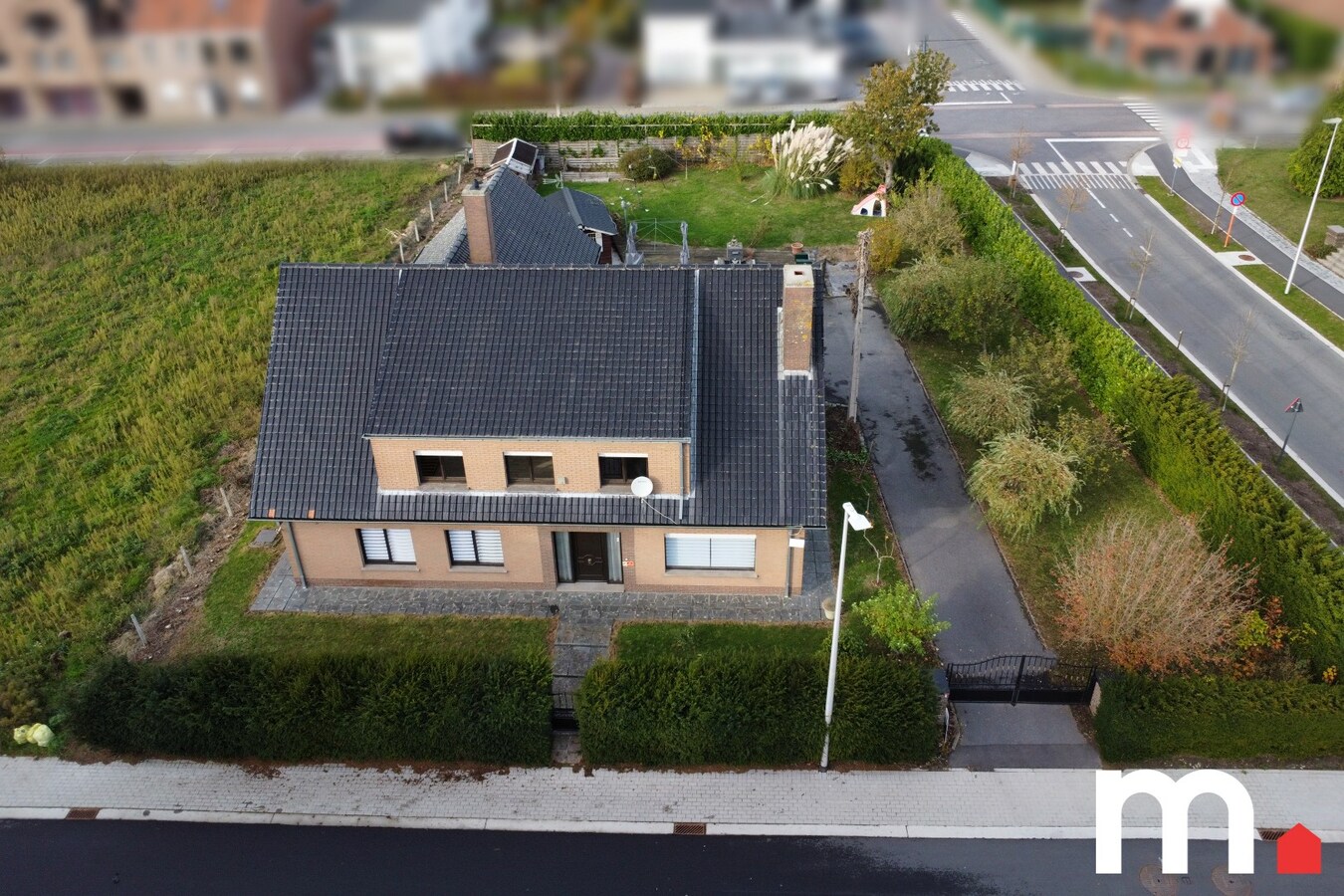 Alleenstaande Villa met 5 slaapkamers en 348m² bewoonbare oppervlakte te Lendelede! 