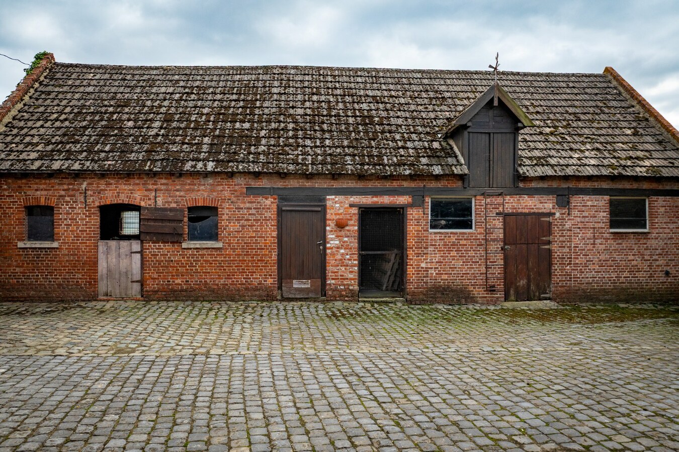 Farm to be renovated with stables and pastures on approximately 1.7 hectares in Herk-de-Stad. 