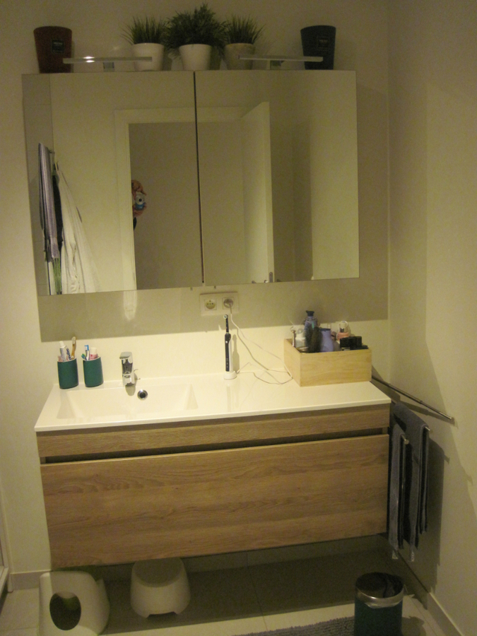 Exceptioneel ruim gelijkvloers appartement. Geen vaste kosten ! 